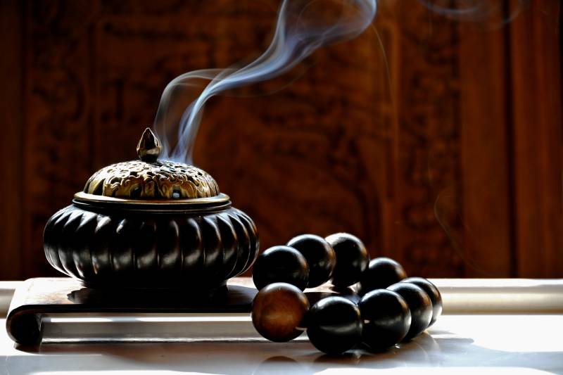 香炉袅袅 静谧禅意