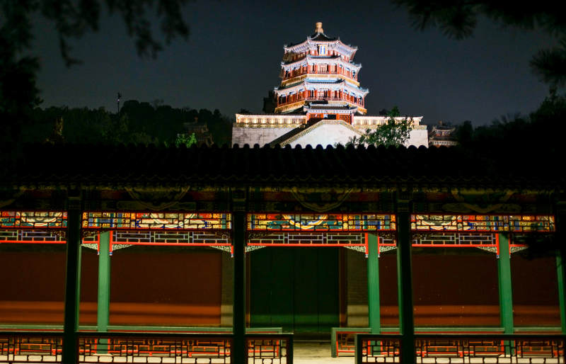 夜色中的古塔楼