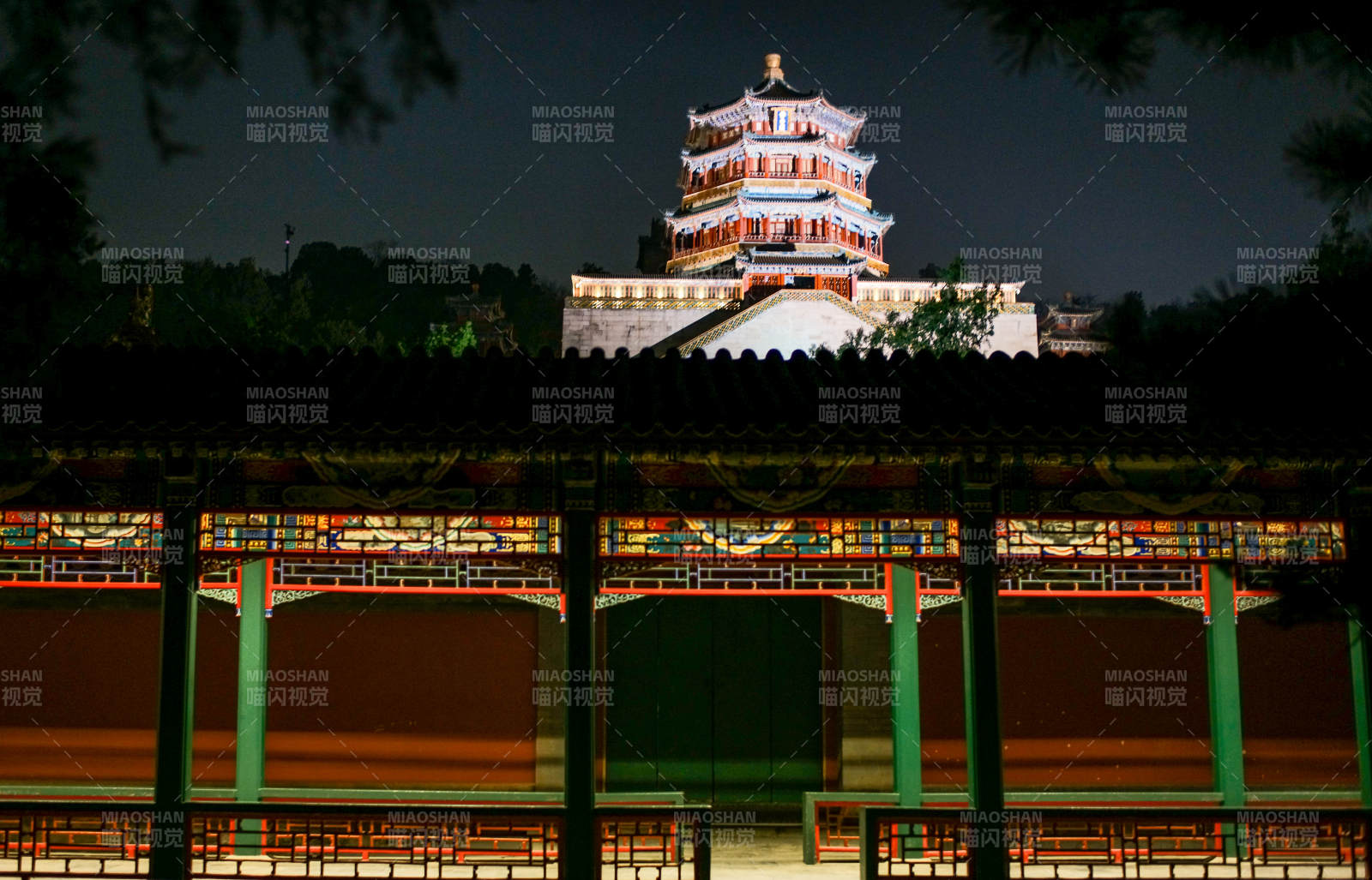 夜色中的古塔樓