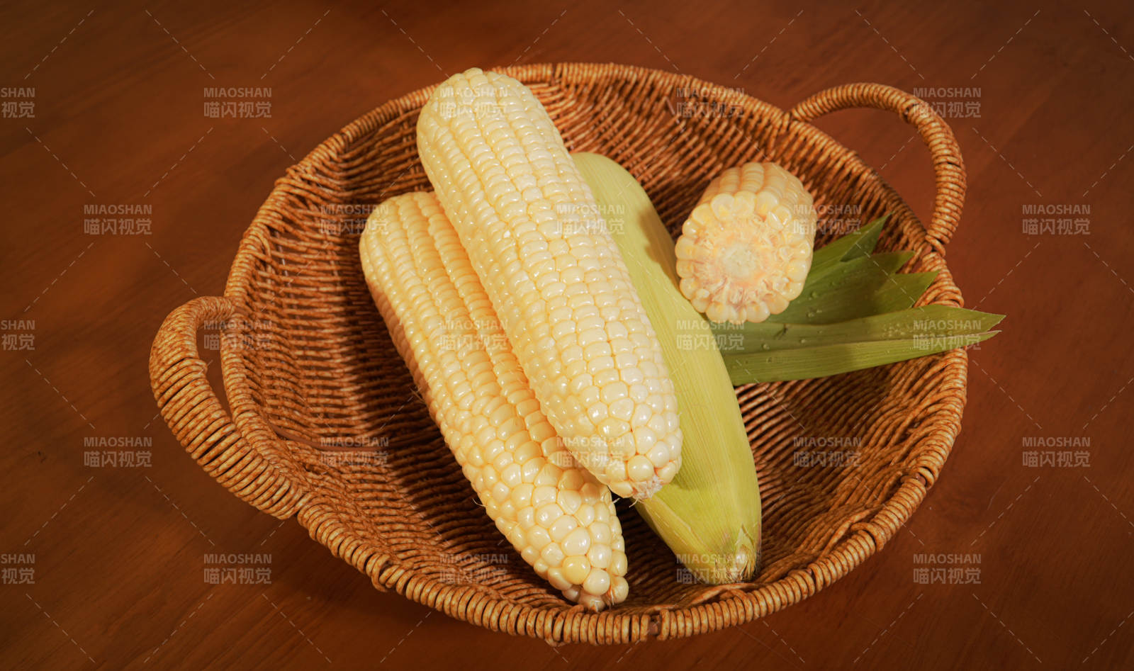 玉米籃中鮮嫩黃