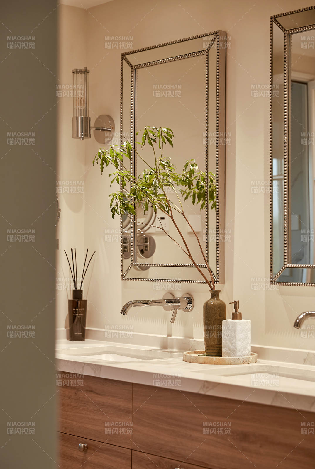 雅致浴室鏡前綠植