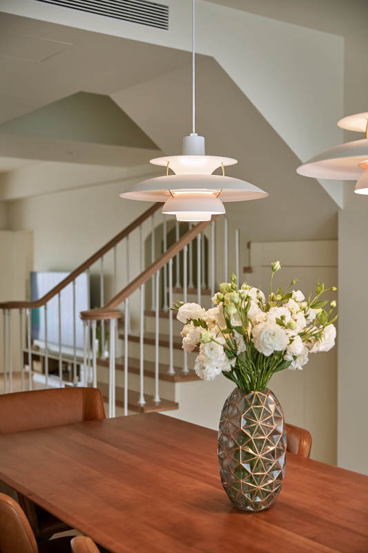 现代餐桌花艺布置