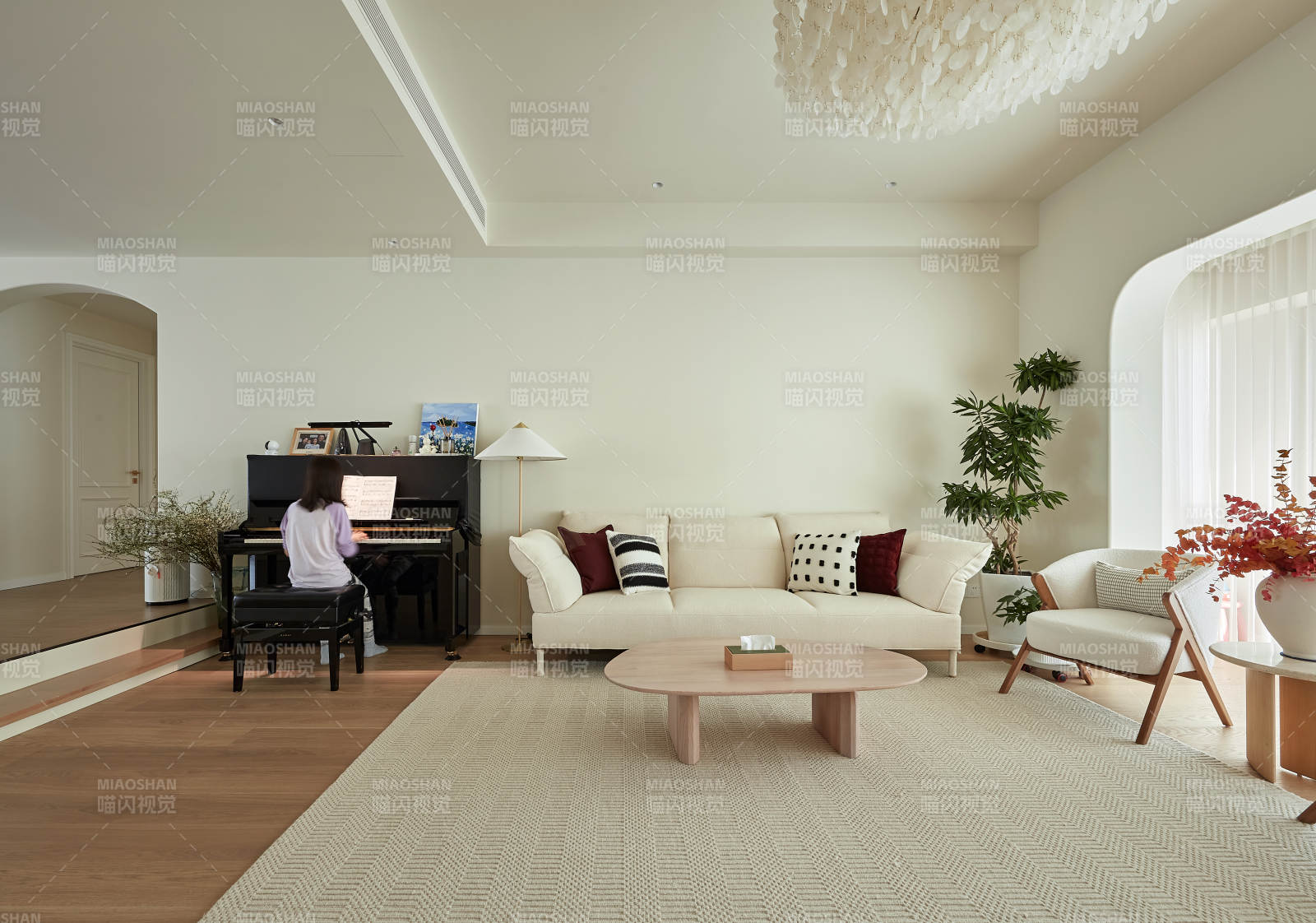简约客厅弹琴图