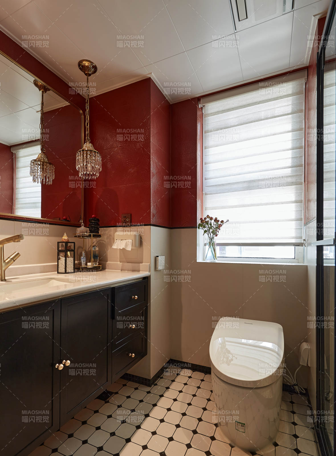 紅墻黑白格浴室