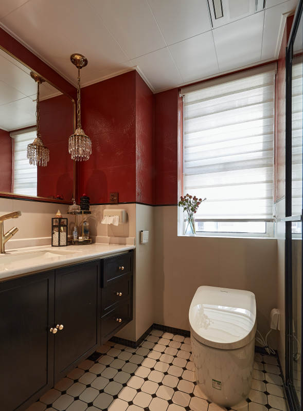 红墙黑白格浴室