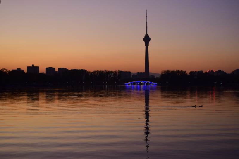 塔影映湖夜色美