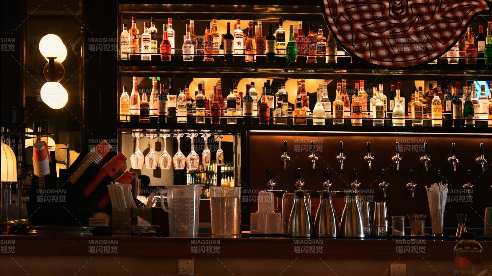 酒吧酒架夜景