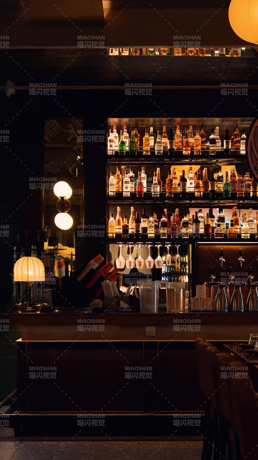 酒吧夜景 酒瓶林立