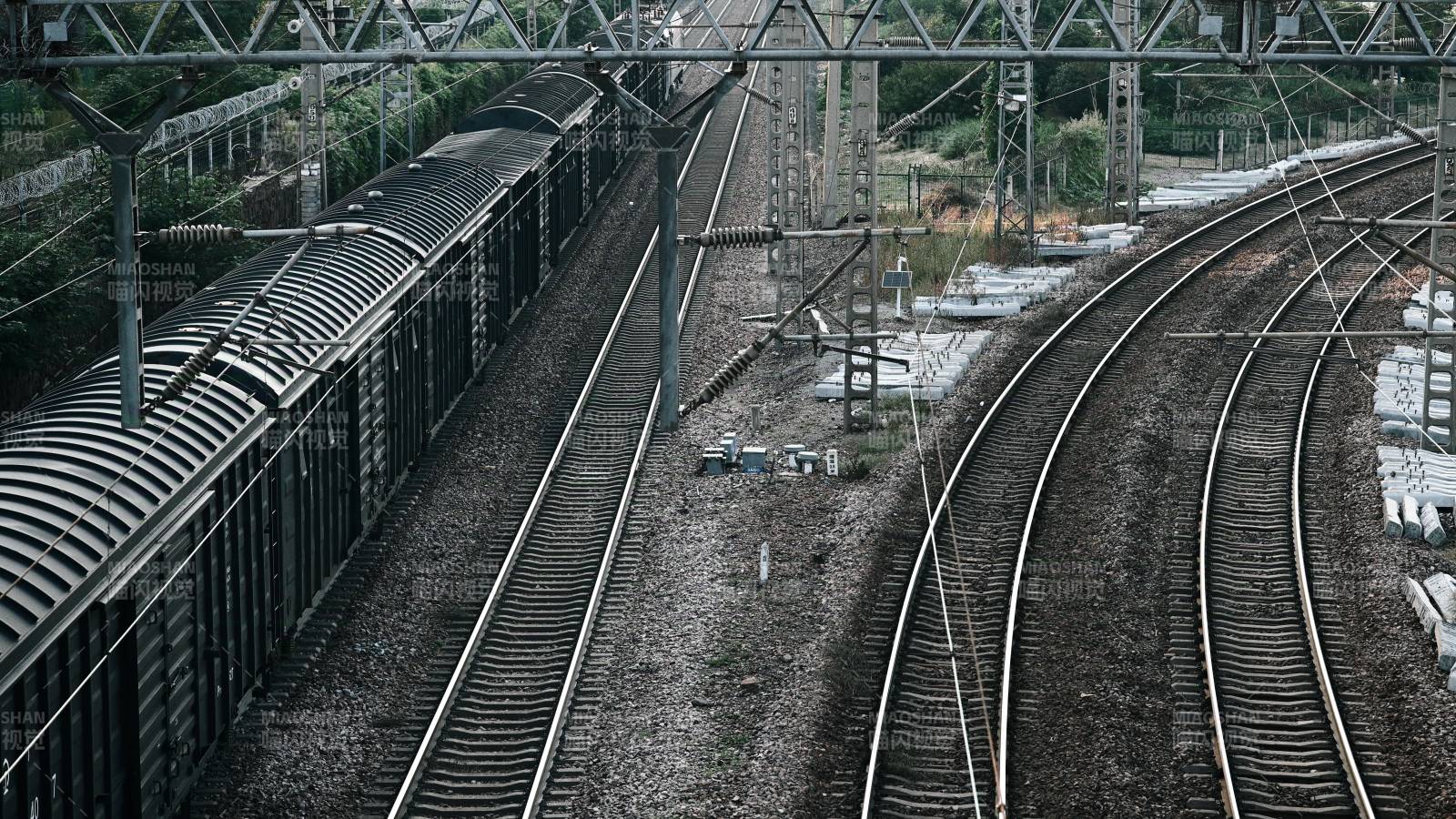 鐵軌交錯 列車靜停