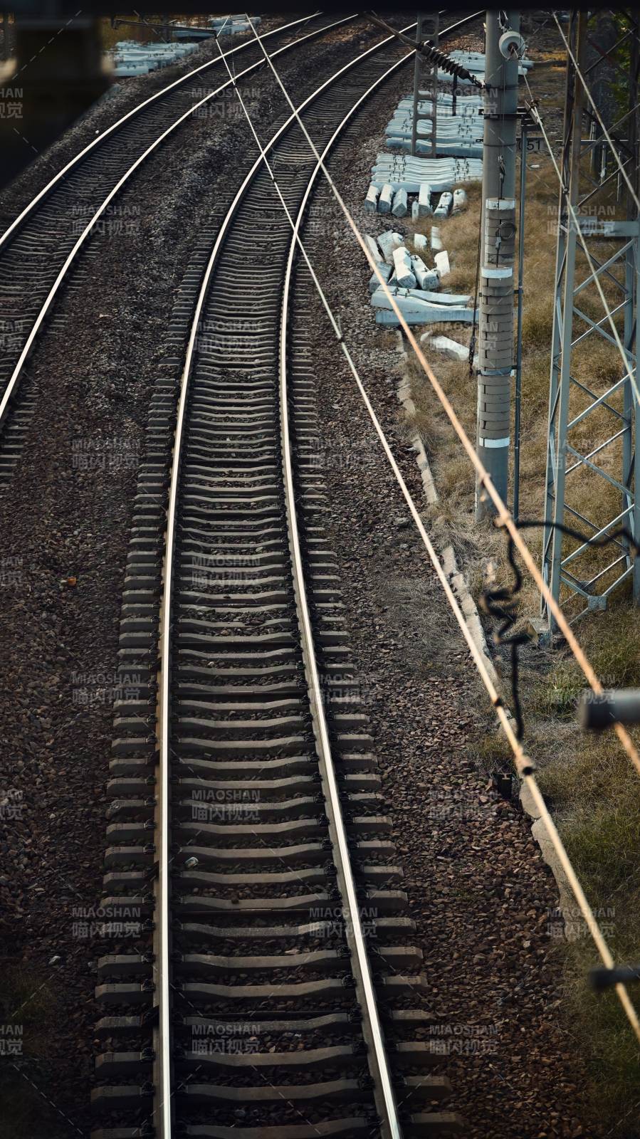 鐵軌延伸遠方