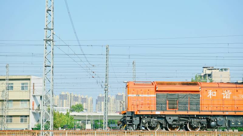 橙色火车行驶中
