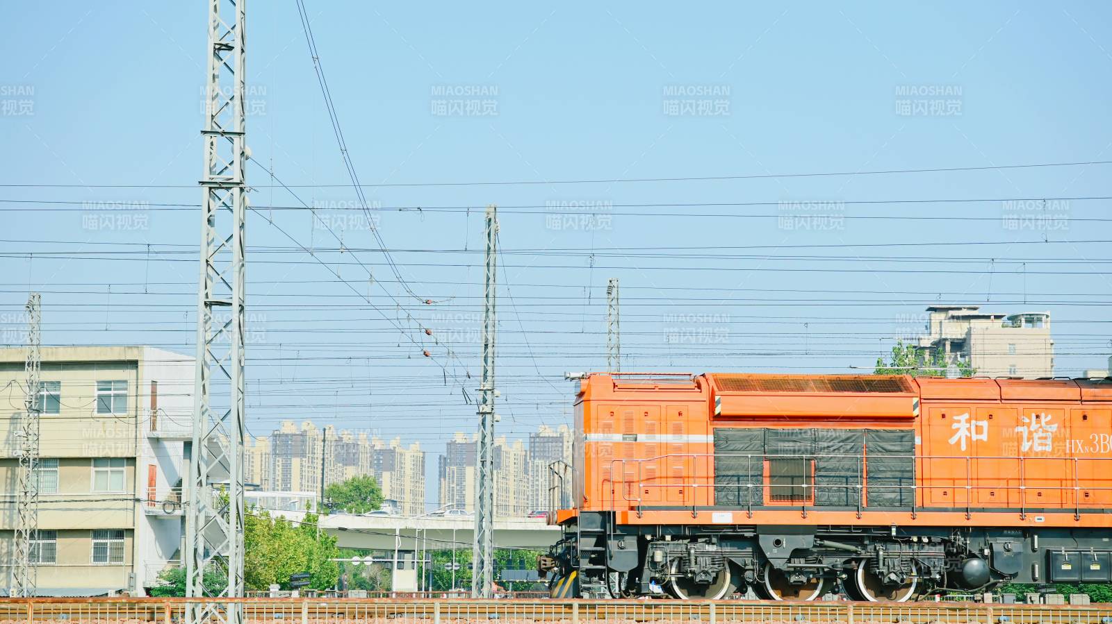 橙色火車行駛中