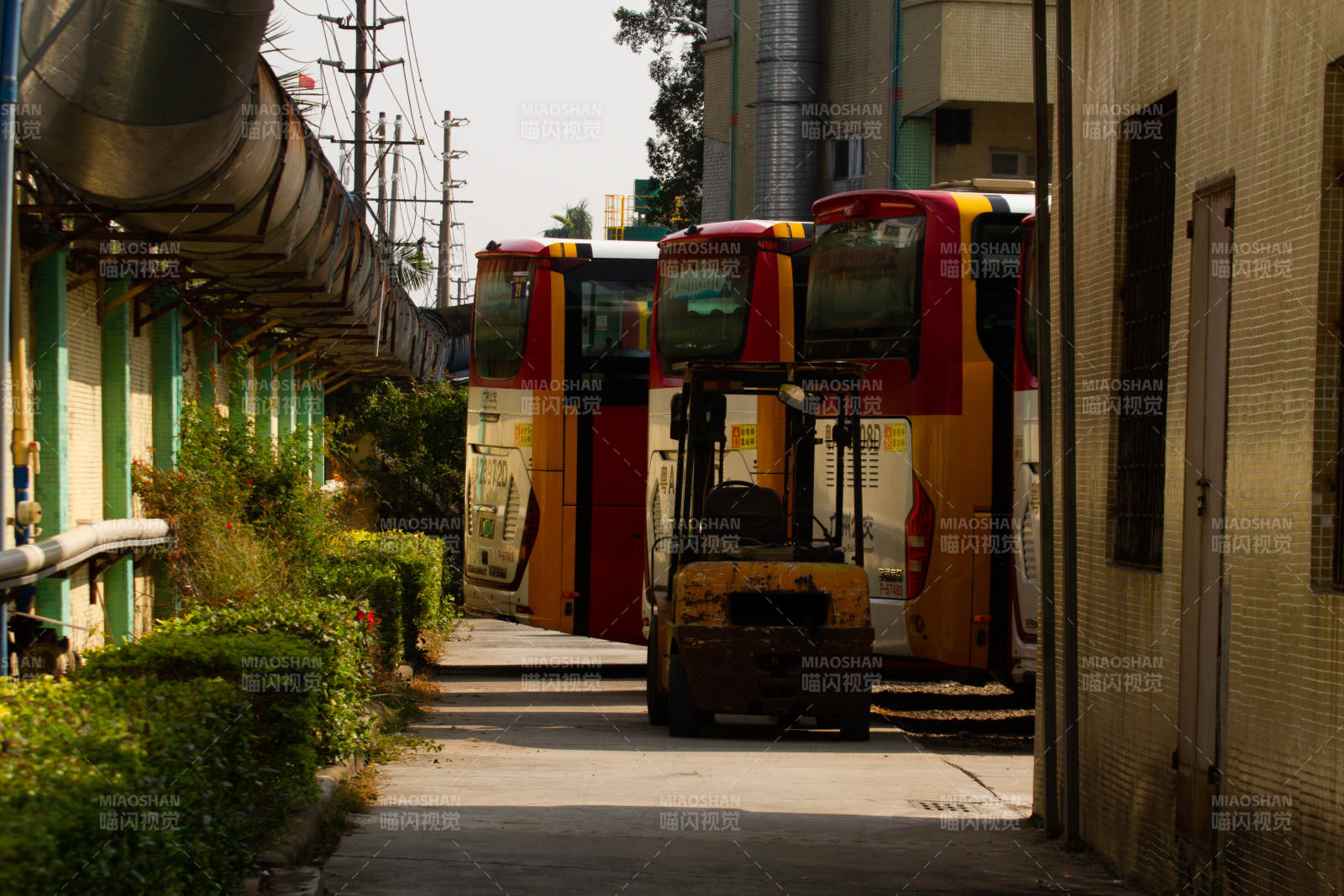 工業區的黃色叉車