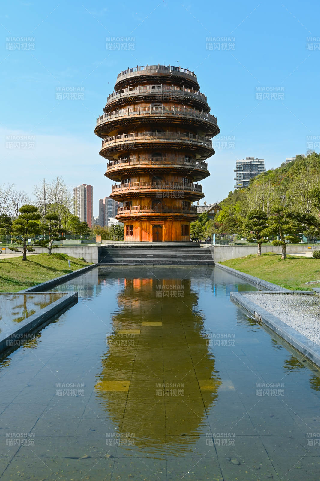 螺旋塔影水鏡中