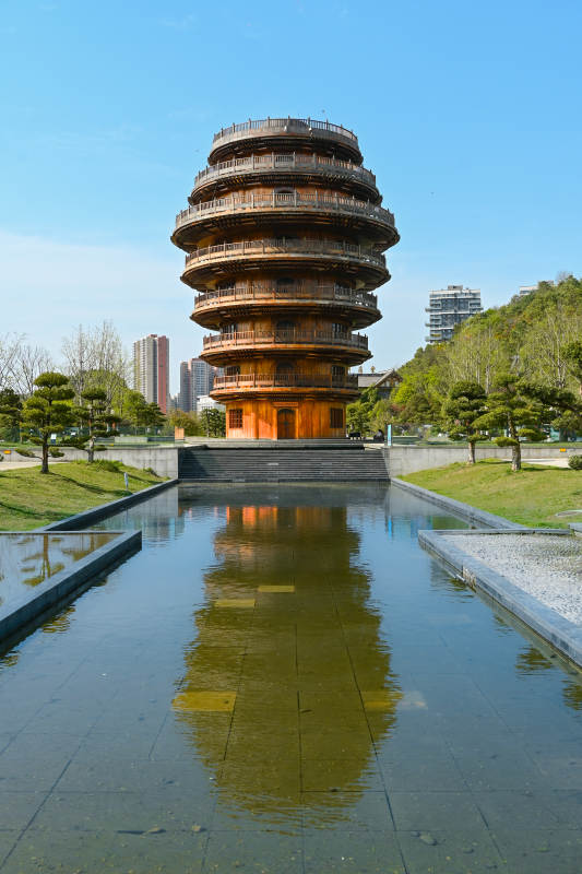 螺旋塔影水鏡中