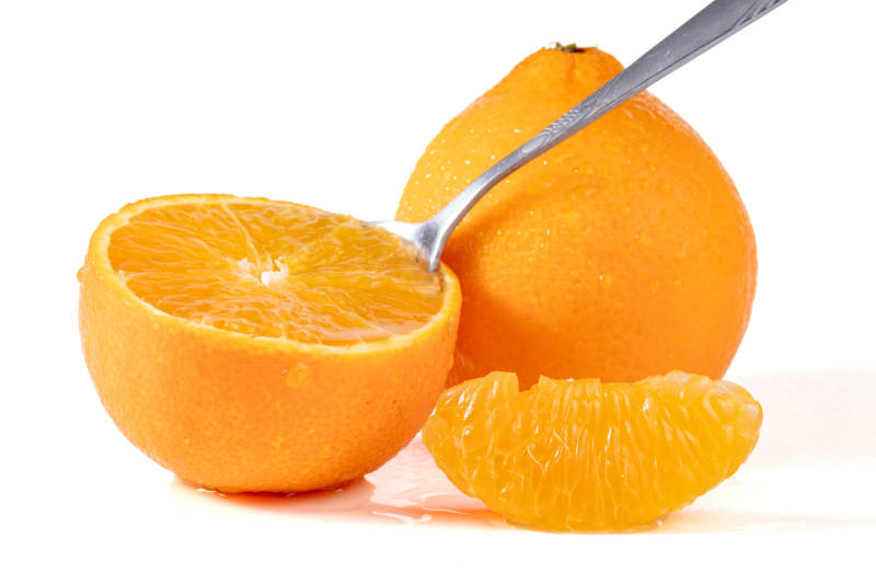 橙子切片與勺