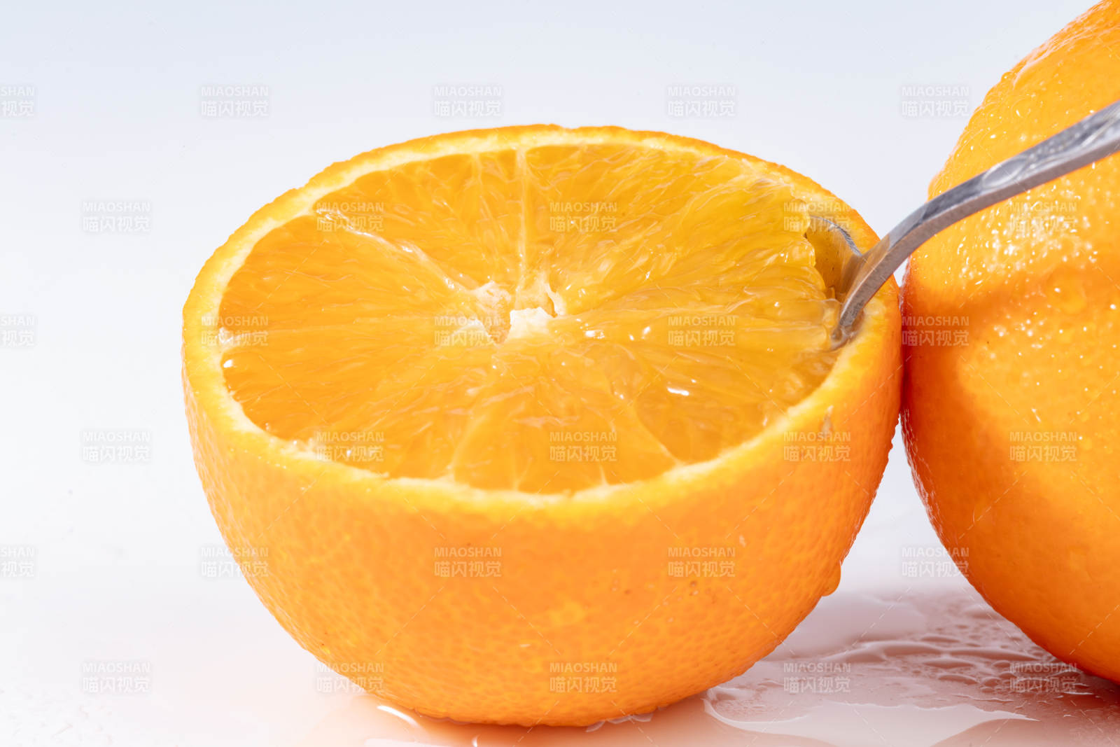 橙子切半榨汁