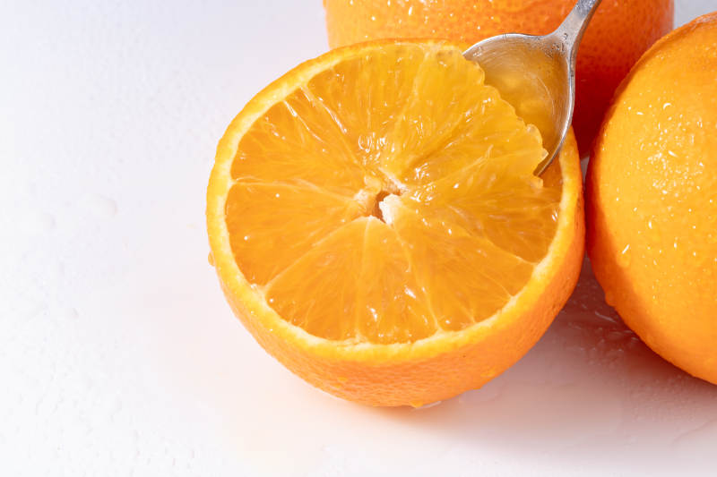 橙子切開榨汁