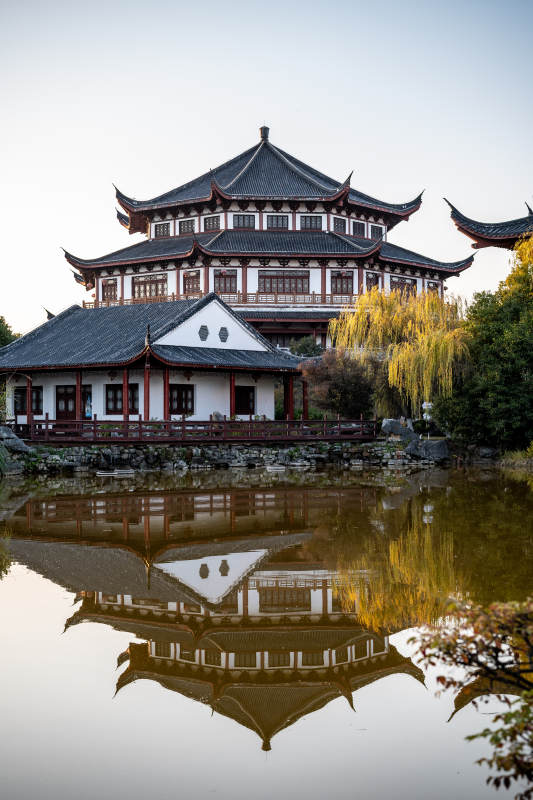 亭臺倒影水清幽