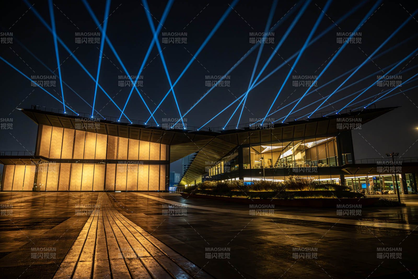 夜幕下的現(xiàn)代建筑