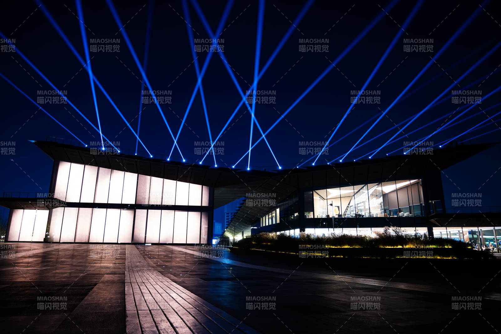 夜幕下的現(xiàn)代建筑