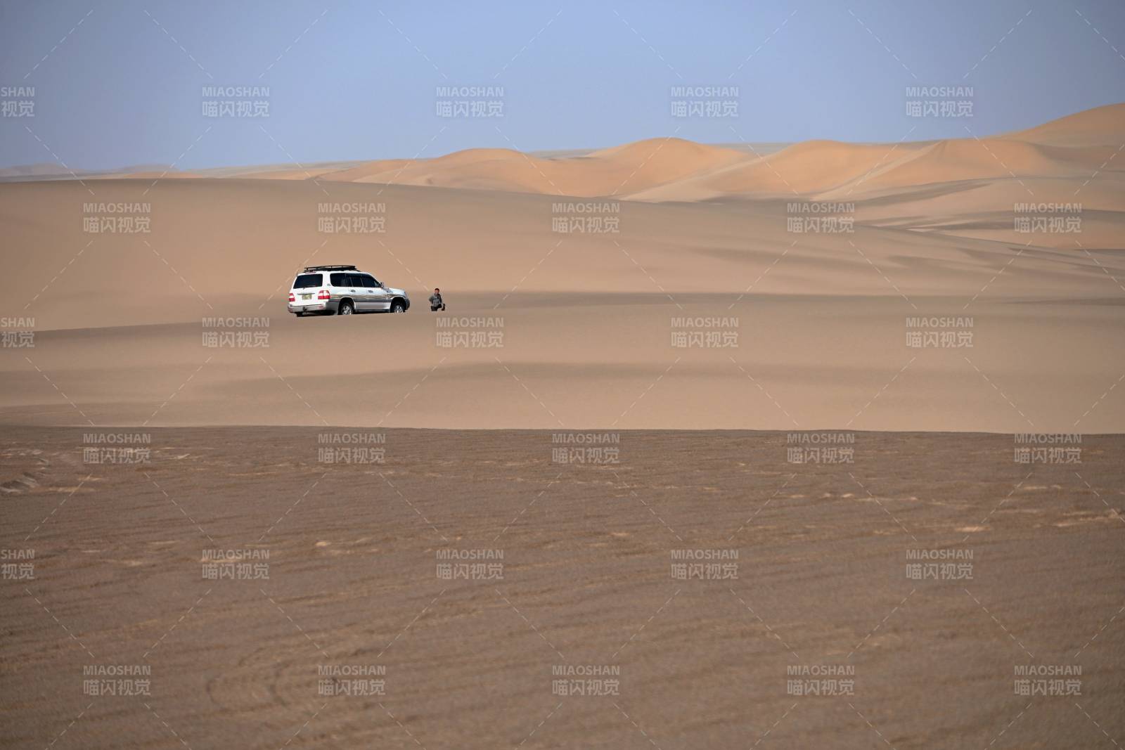 行進在羅布泊無人區的旅行者