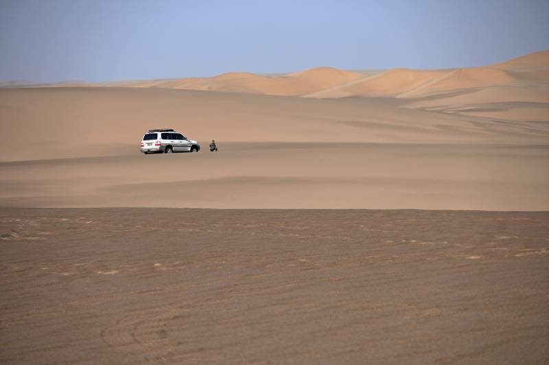 行進在羅布泊無人區的旅行者