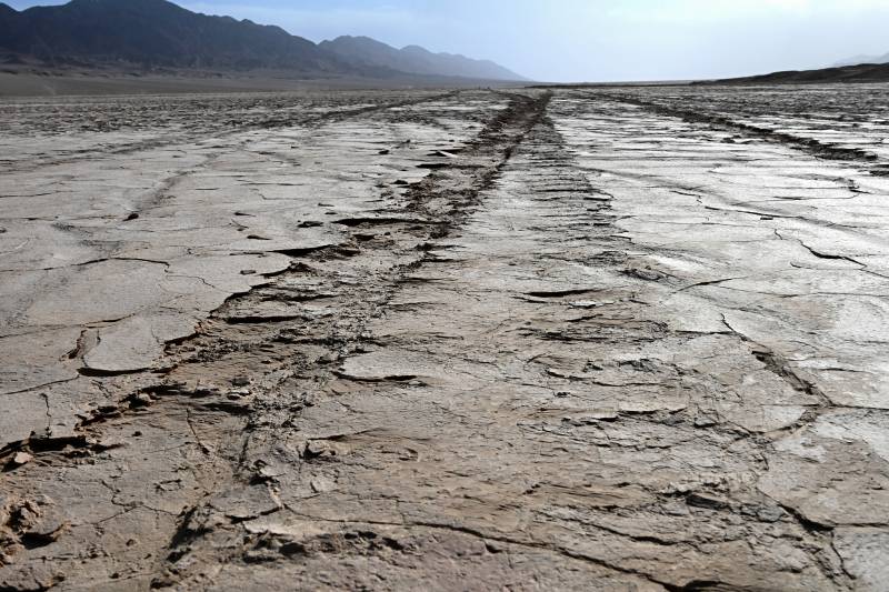 干裂的大地之路