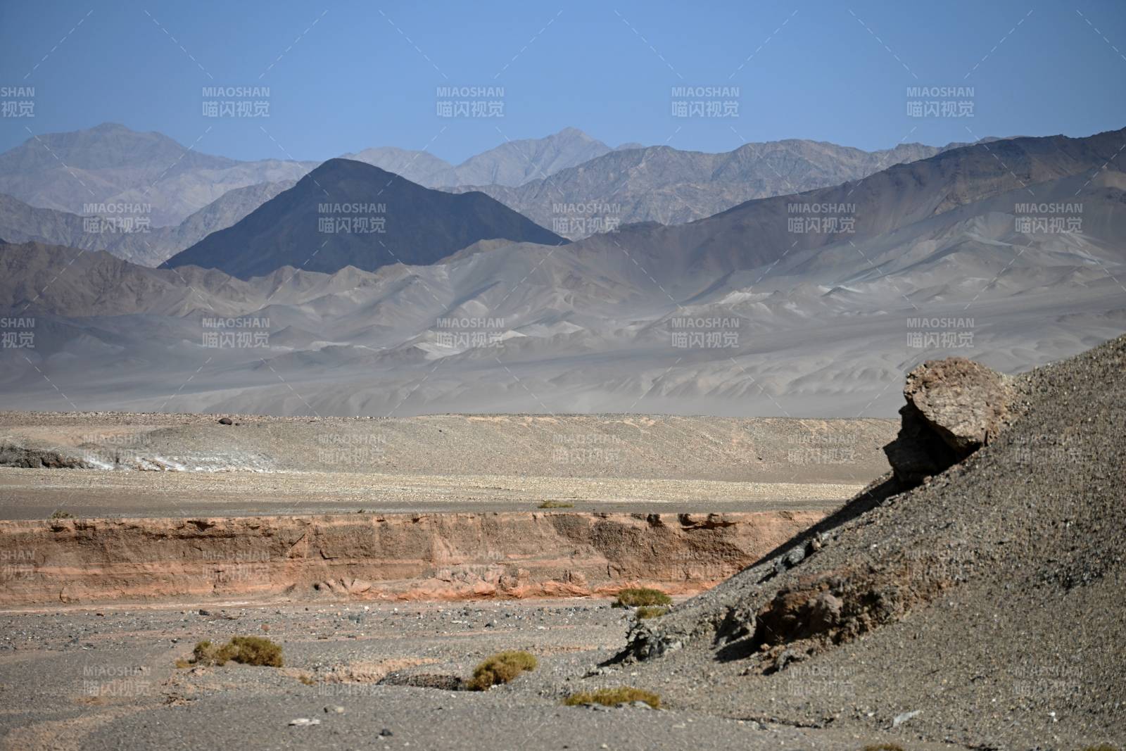 罗布泊无人区戈壁滩中的山丘