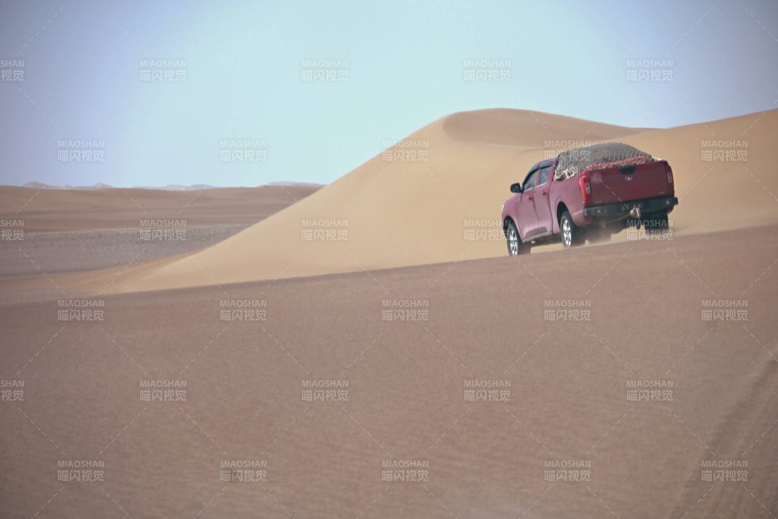 沙漠中的紅色越野車(chē)