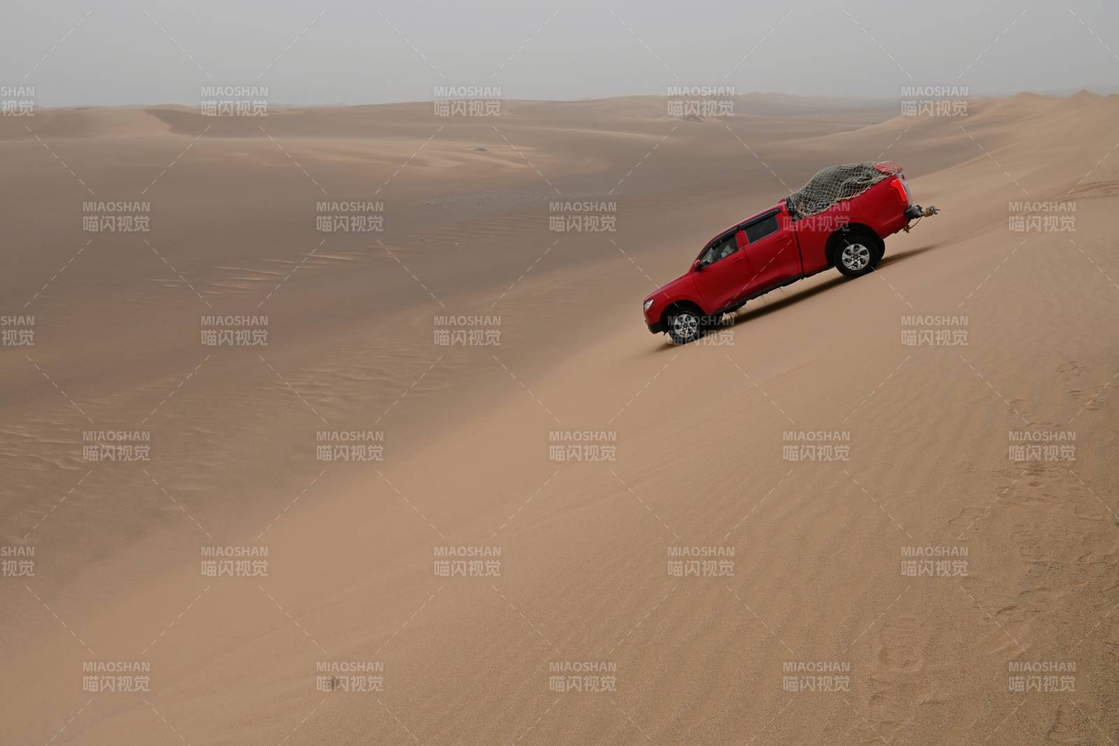 行進在羅布泊無人區車隊中的后勤保障車