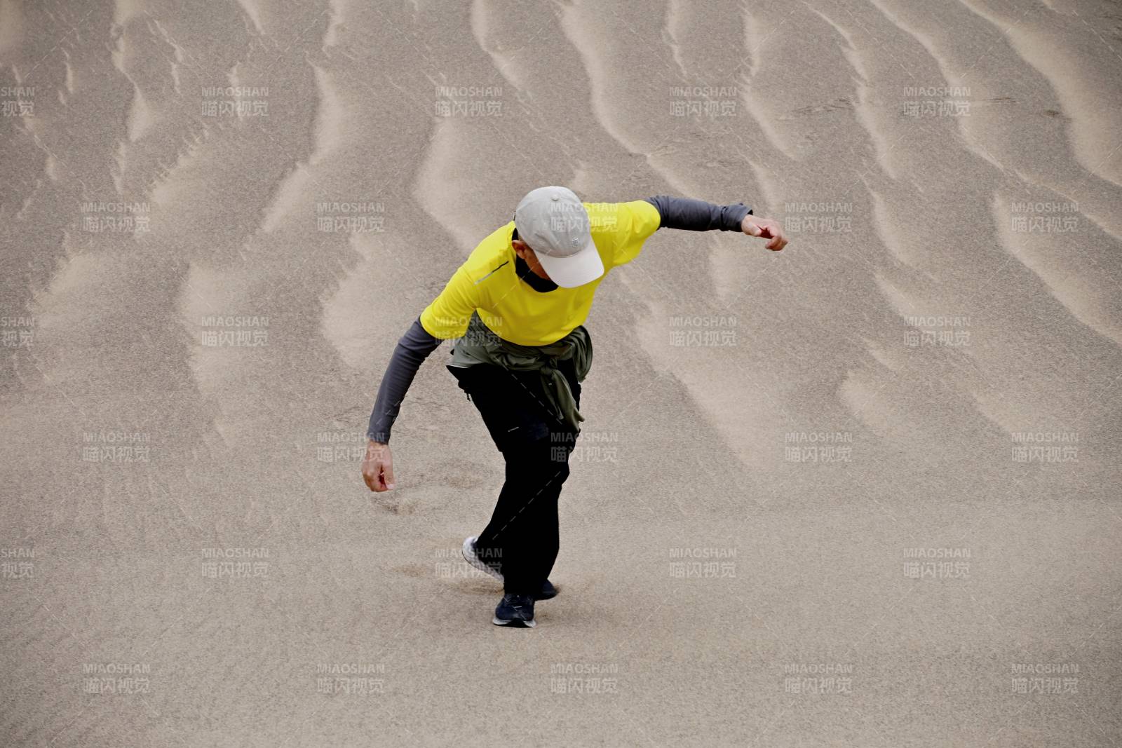 羅布泊沙漠中攀登沙山者