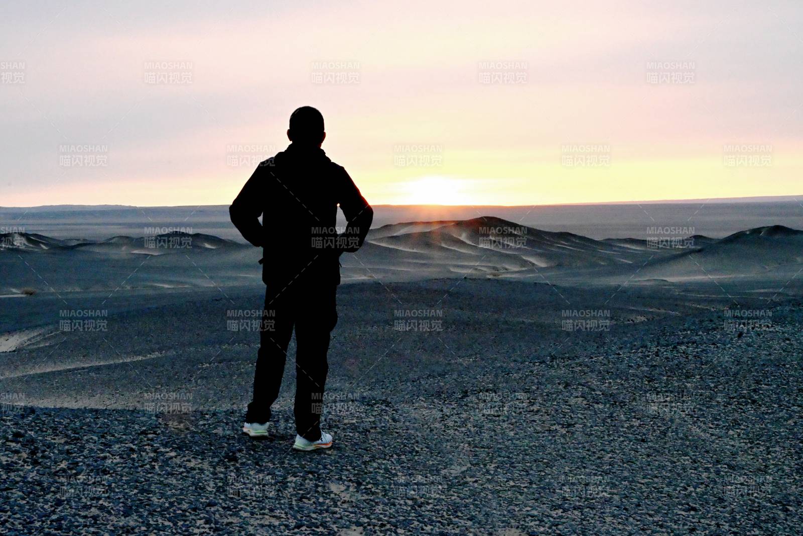 羅布泊戈壁灘日落剪影