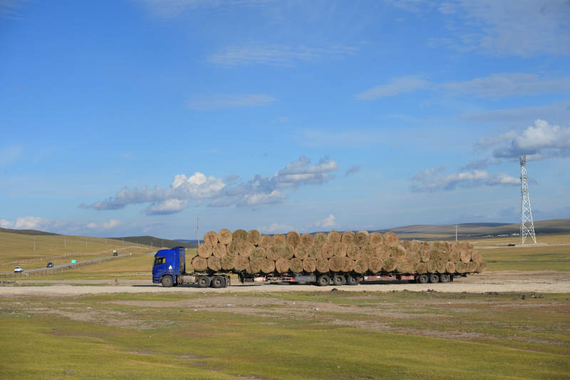 運載干草的卡車