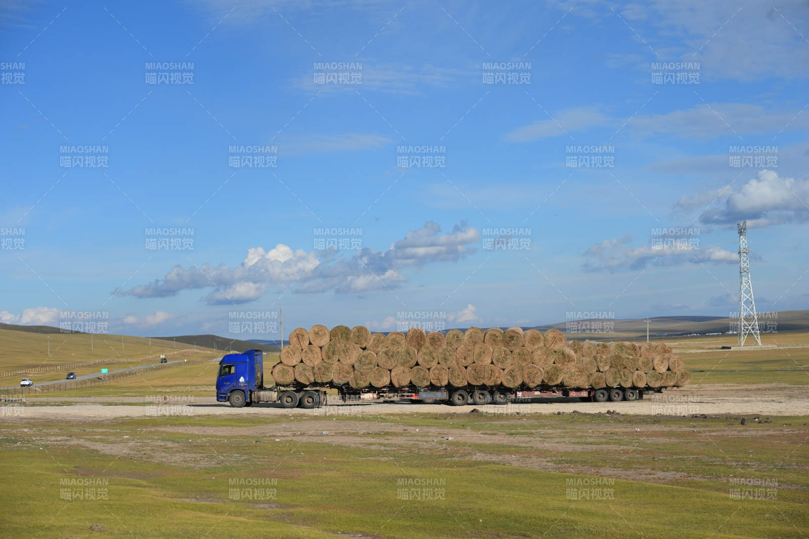 運(yùn)載干草的卡車