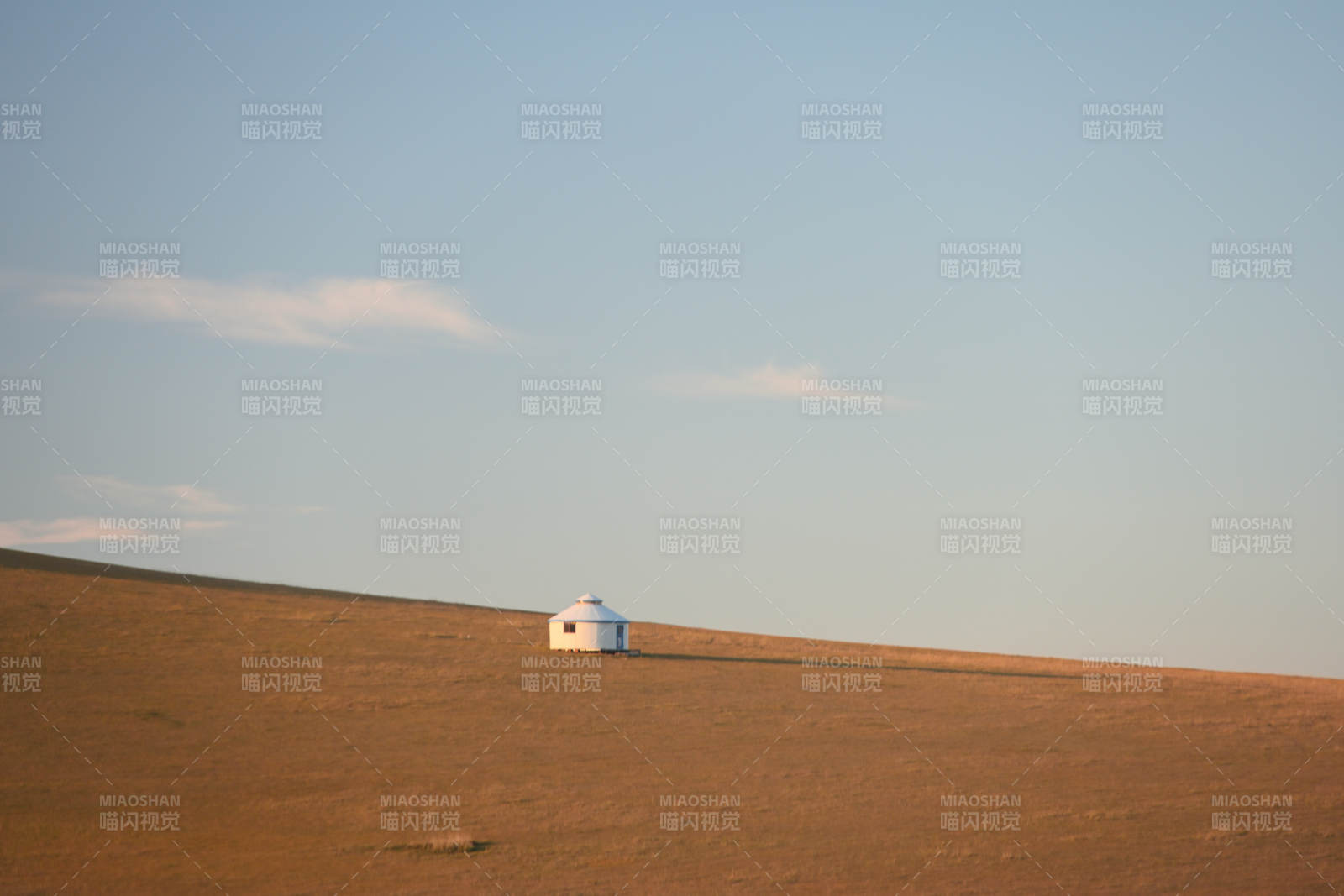 草原上的白色小屋