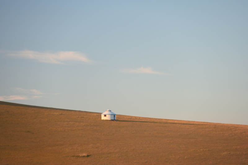 草原上的白色小屋