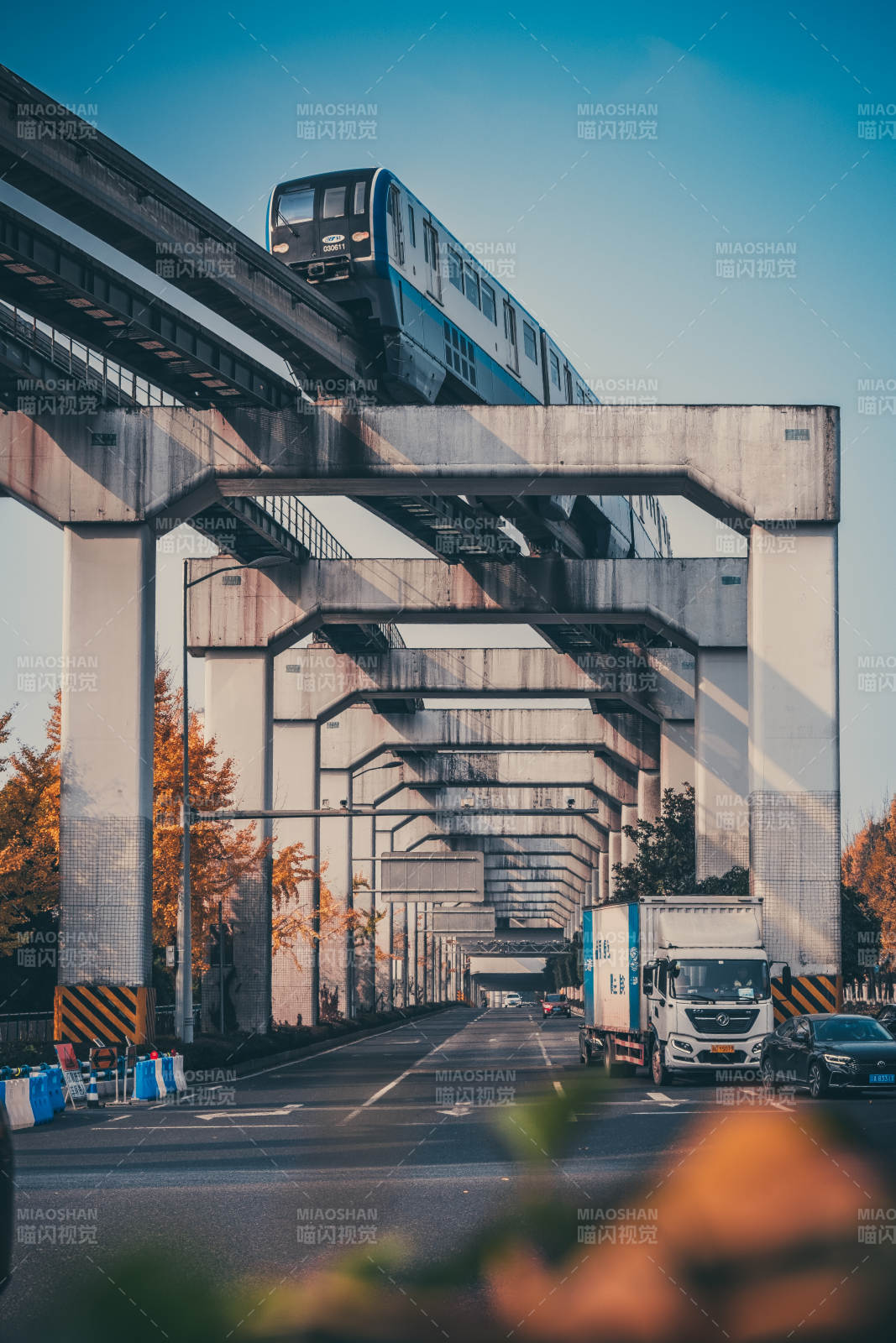 高架列車穿行都市