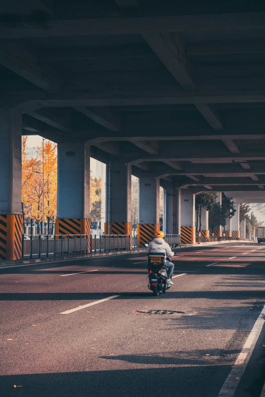 桥下骑行秋色