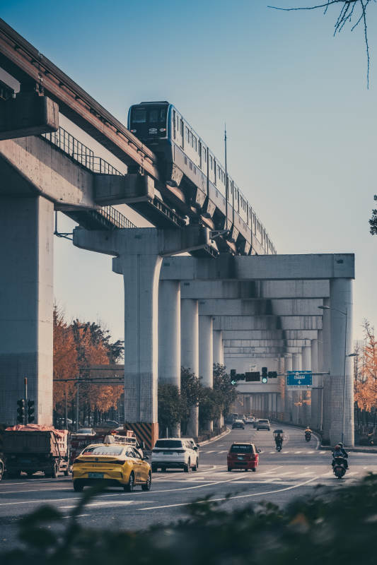 高架輕軌穿城而過