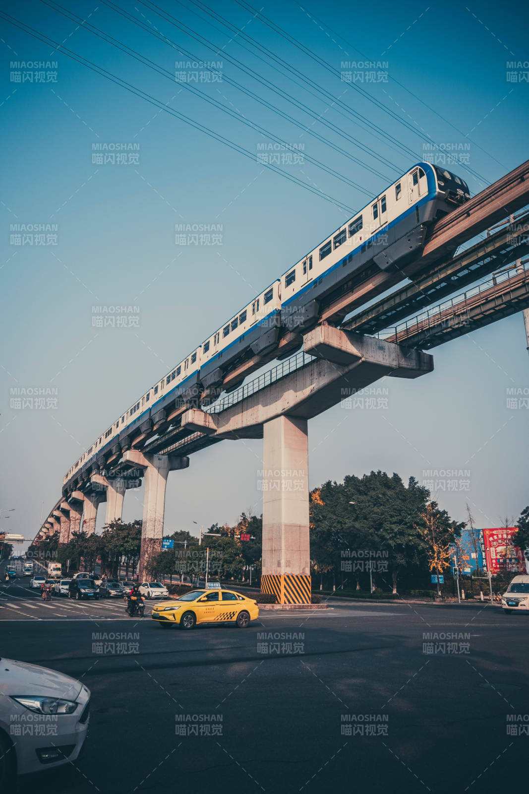 高架轻轨穿城过