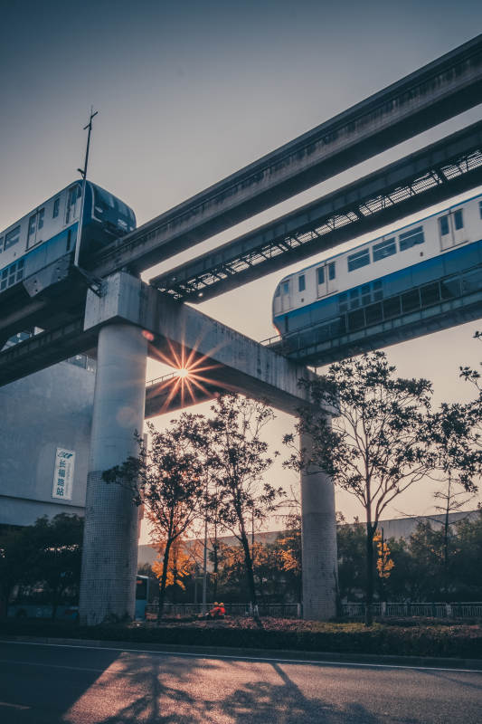 夕陽下的高架輕軌