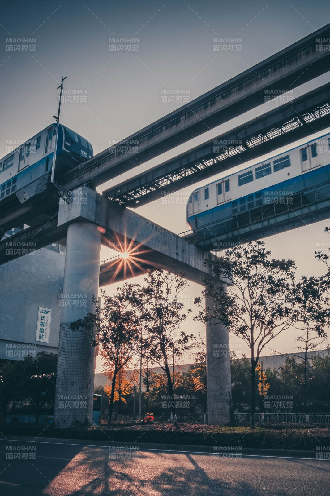夕陽下的高架輕軌