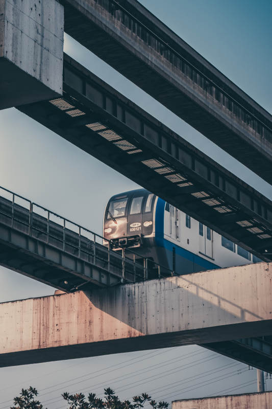 高架列車穿行