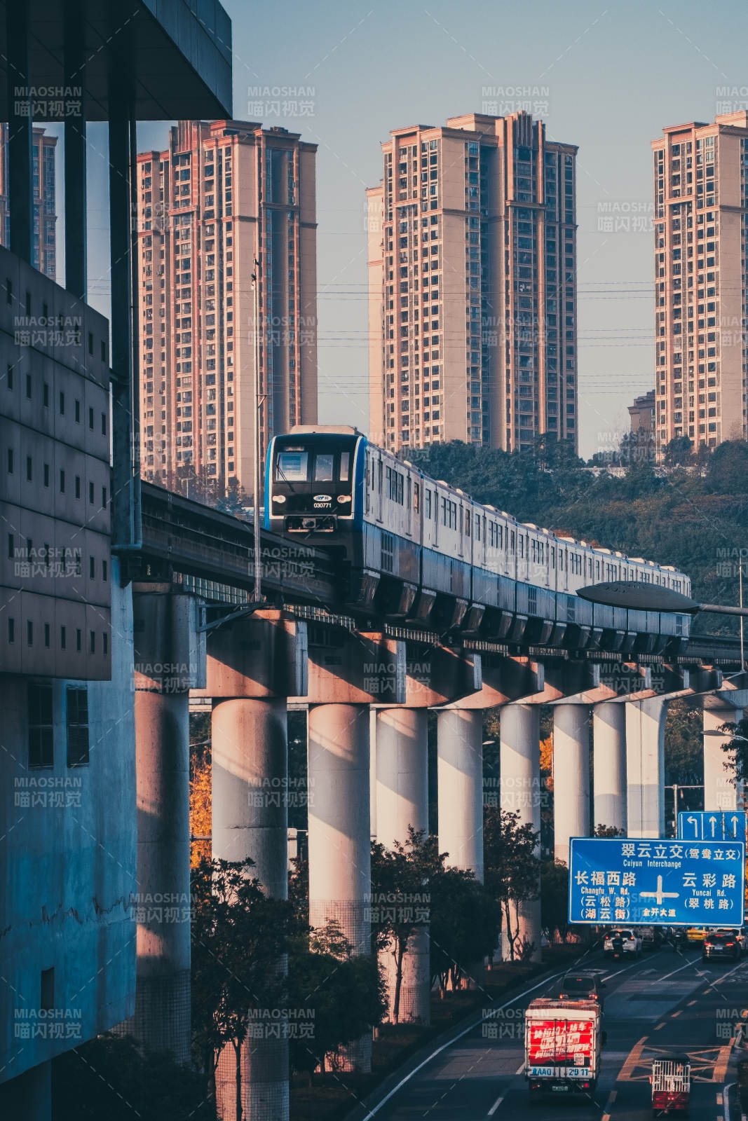 城市轻轨穿行图