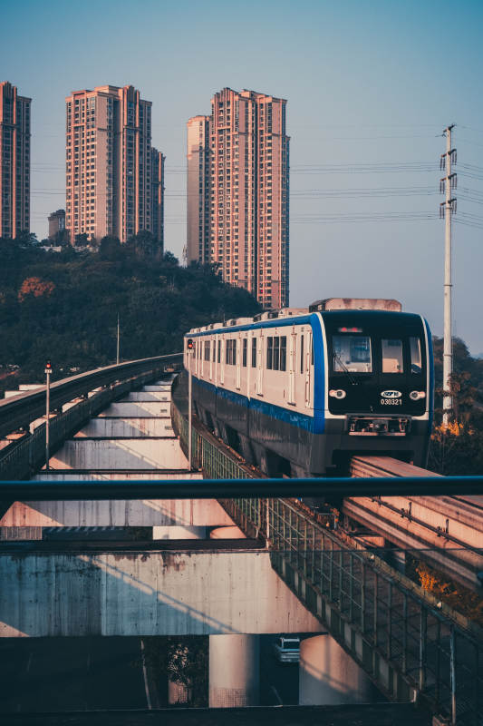 城市輕軌穿行圖