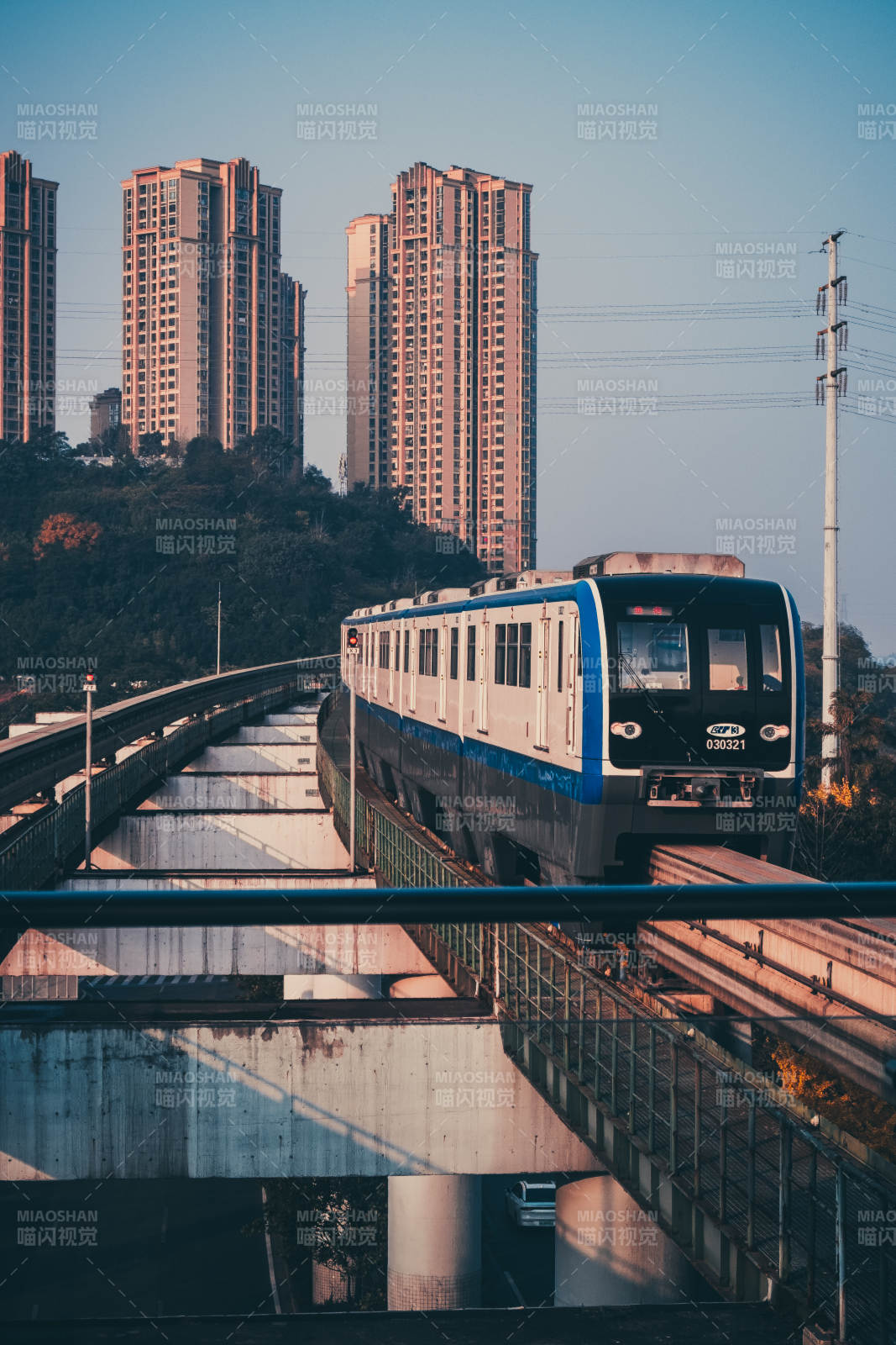 城市轻轨穿行图