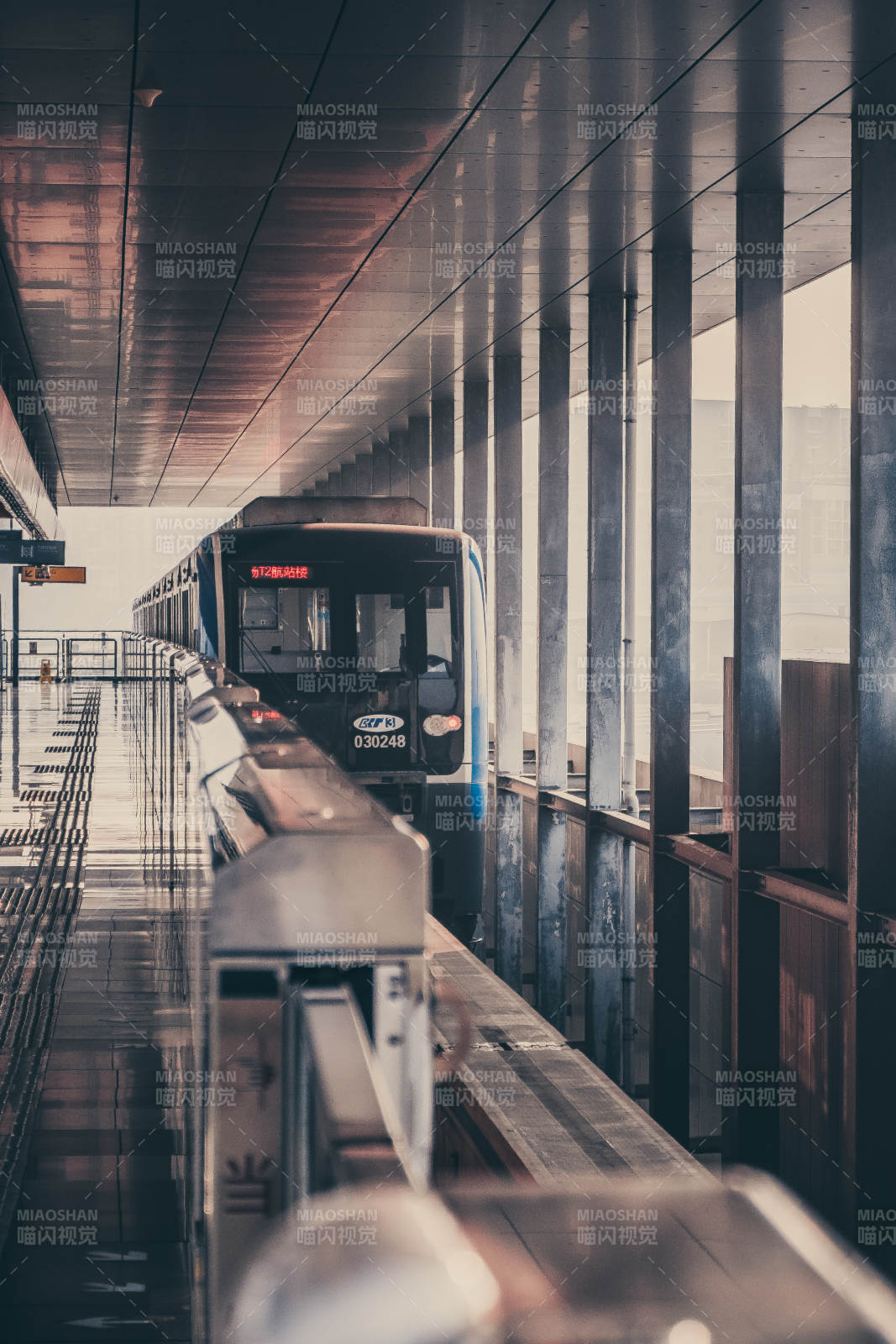 地铁进站瞬间