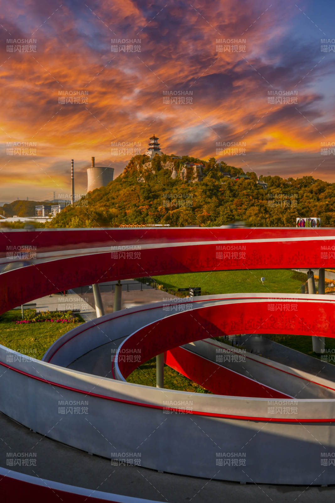 冬奧之環(huán)與功碑閣的晚霞之約