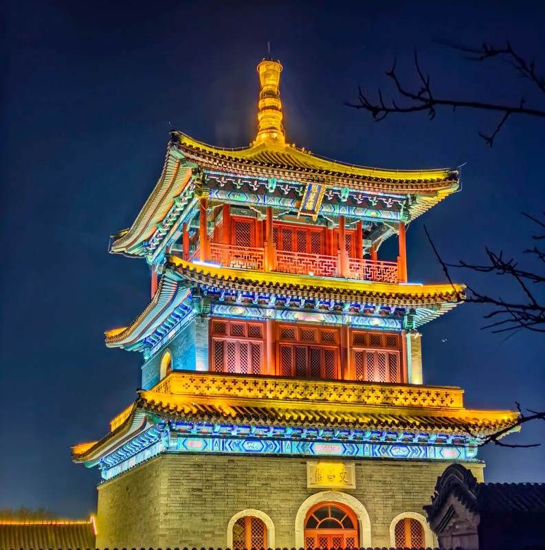 夜色中的古塔樓